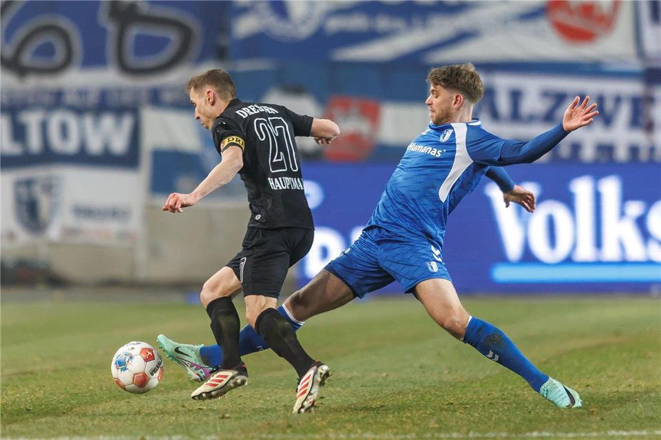 Marcus Mathisen (1. FC Magdeburg) kämpft gegen Mittelfeld Niklas Hauptmann (l, Dynamo Dresden) um den Ball.Andreas Gora/dpa