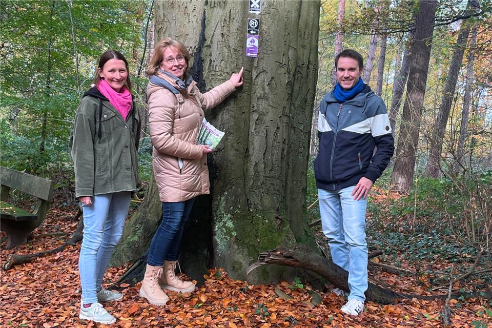 Mareen Groß-Hardt Mitarbeiterin Naturpark Hohe Mark, Marianne Teltrop stellvertretende Geschäftsführerin Naturpark Hohe Mark und Andre Siegel, Fachbereich Wandern Westfälischer Heimatbund, bitten um die Mithilfe der Wanderer und Spaziergänger.