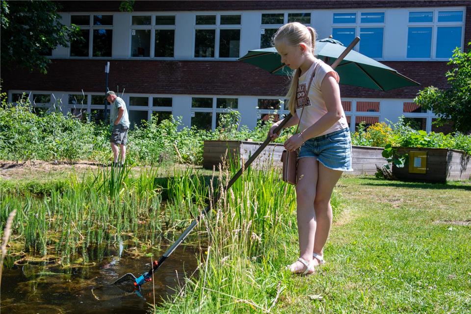 Mareen hilft gerne dabei mit, den Schulgarten zu pflegen.