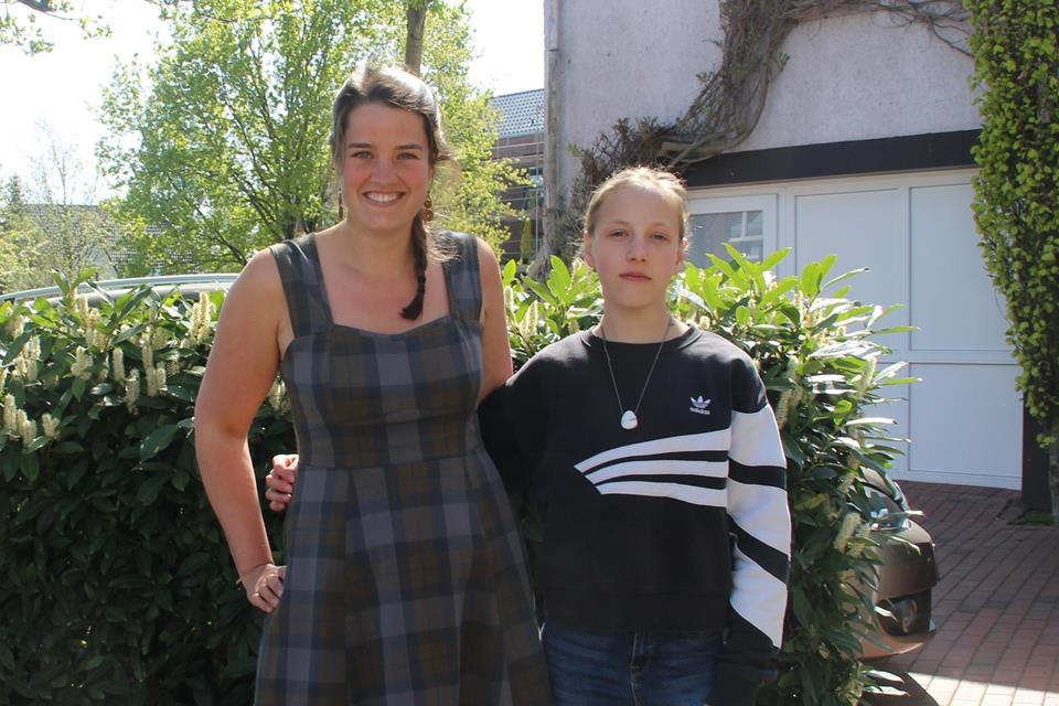 Mareike Raack (links) und Polly Brüggemann vor der Gaststätte Brömmel-Wilms in Erle. 