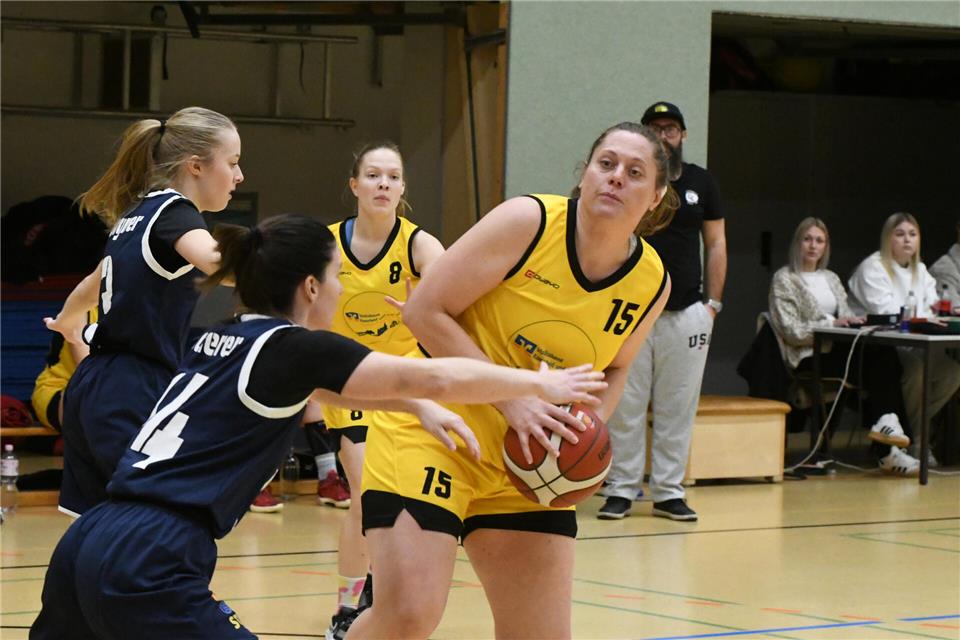 Mareike Temmler (rechts) sammelte für den Landesligisten Erle die meisten Punkte gegen die Dritte von New Basket Oberhausen III. Am kommenden Samstag geht‘s für die Eintracht zum Spitzenspiel nach Essen.
