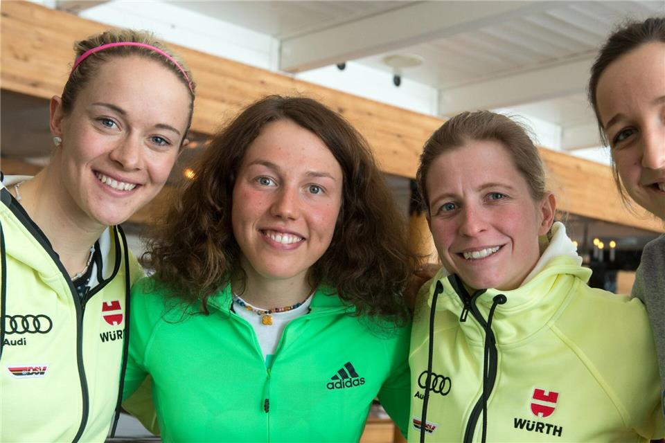 Maren Hammerschmidt (l) und Laura Dahlmeier (2.v.l.) waren viele Jahre zusammen im Biathlon unterwegs. (Archivbild)picture alliance / dpa