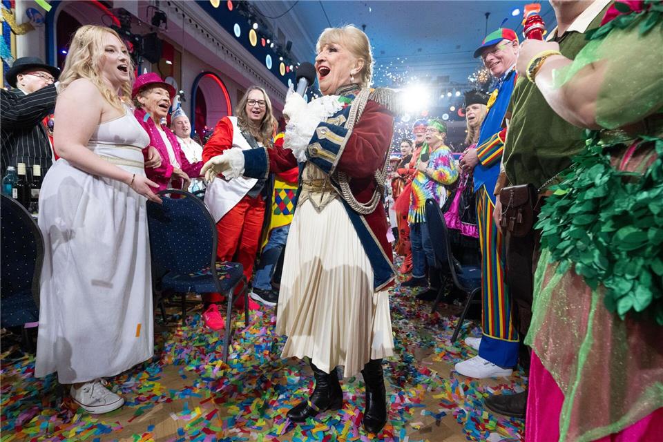 Margit Sponheimer singt ihren Evergreen „Am Rosenmontag bin ich geboren“.Boris Roessler/dpa