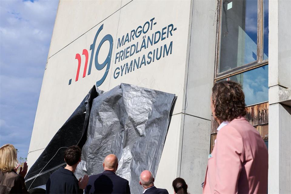 „Margot-Friedländer-Gymnasium“ steht auf den Lettern des neu umbenannten Gymnasiums. Annette Riedl/dpa