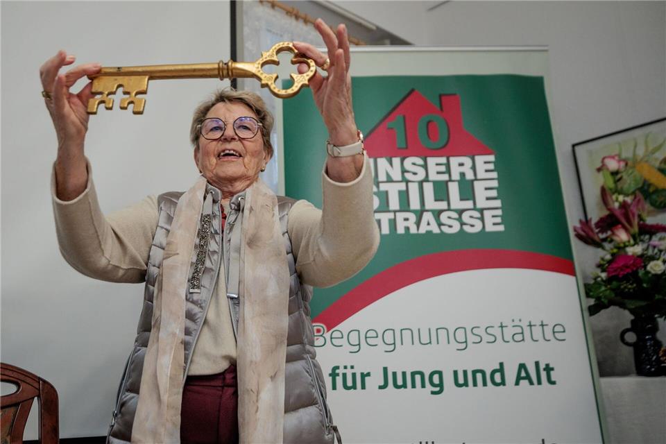 Margret Pollak, eine der ehemaligen Hausbesetzerinnen, hält den symbolischen Schlüssel der Begegnungsstätte in den Händen - das Happy End eines jahrelangen Kampfes.Carsten Koall/dpa
