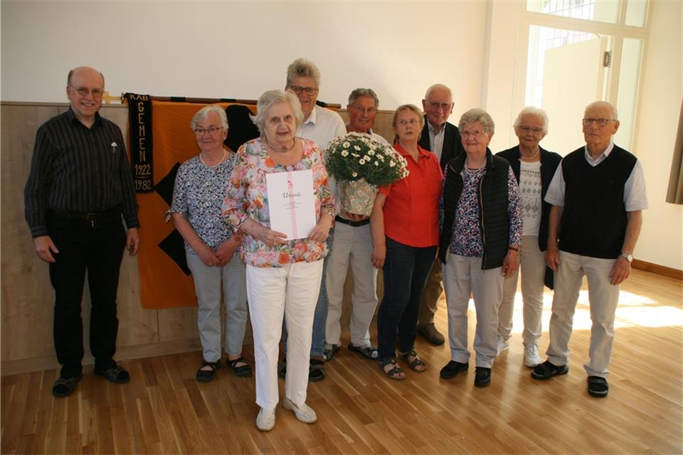 Margret Verweyen (3.v.l.) erhielt Blumen und eine Urkunde für 70-jährige Mitgliedschaft in der KAB.