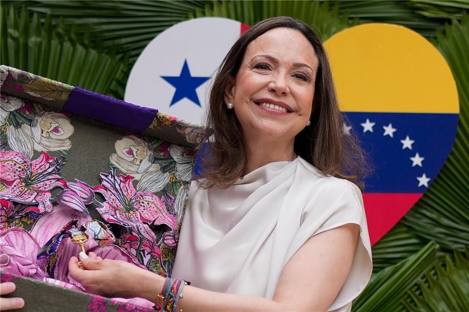 Maria Corina Machado hält im Büro des Stadtrats den Schlüssel zu Panama-Stadt in der Hand.Matias Delacroix/AP/dpa