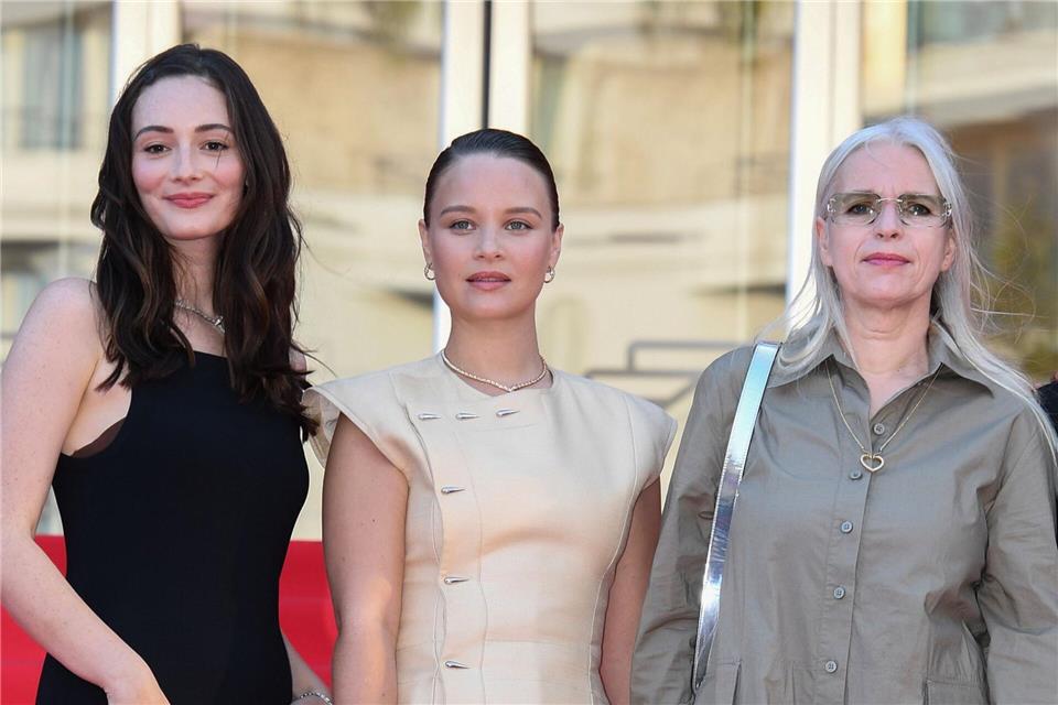 Maria Ehrich (l-r), Sonja Gerhardt und Annette Hess beim Photocall der TV-Serie „Ku’damm 77“ in Cannes.Gianluigi Jorio/SOPA Images via ZUMA Press Wire/dpa