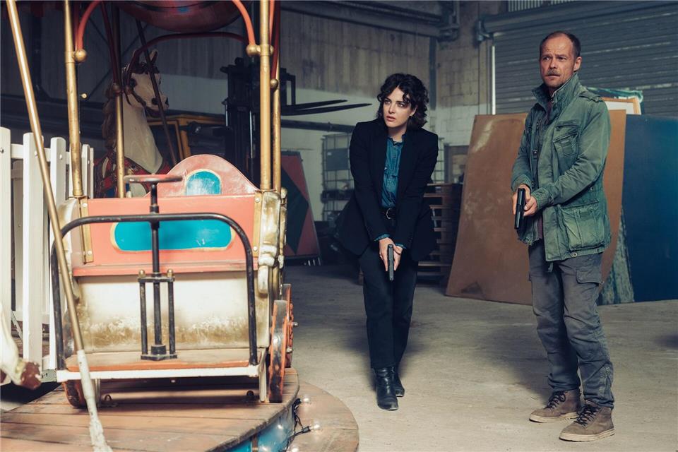 Maria Eisler und Micha Oberländer verschlägt es in ihrem neuen Fall auf den Jahrmarkt. In einer Riesenrad-Gondel wurde die Leiche einer Frau gefunden.Manuel Paul/ZDF/dpa