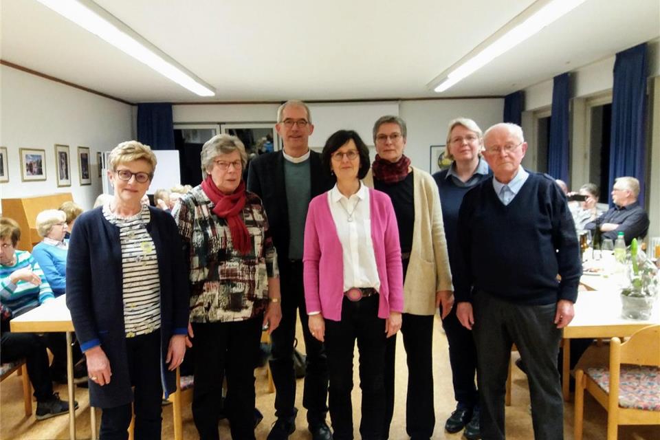 Maria Köster, Christel Kortstegge, Pastor Michael Kenkel (Präses), Ute Roß (Leiterin des Kirchenchores St. Martin), Ruth Spangemacher, Christel Holtkamp, Leo Meyering (von links). 