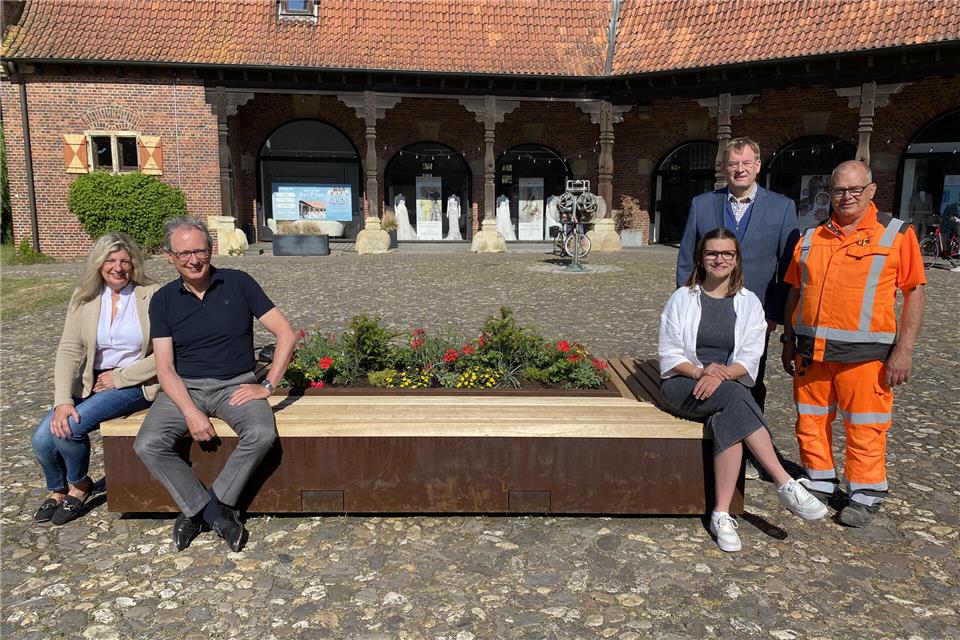 Maria Kolwalsky (Ortsmarketing Raesfeld, von links), der Erste Beigeordnete Markus Büsken, Ina Hufe (Tourist-Info), Andreas Schulze-Icking (Akademie des Handwerks) und Claus Zoike freuen sich über die Aufwertung des Schlosshofs.
