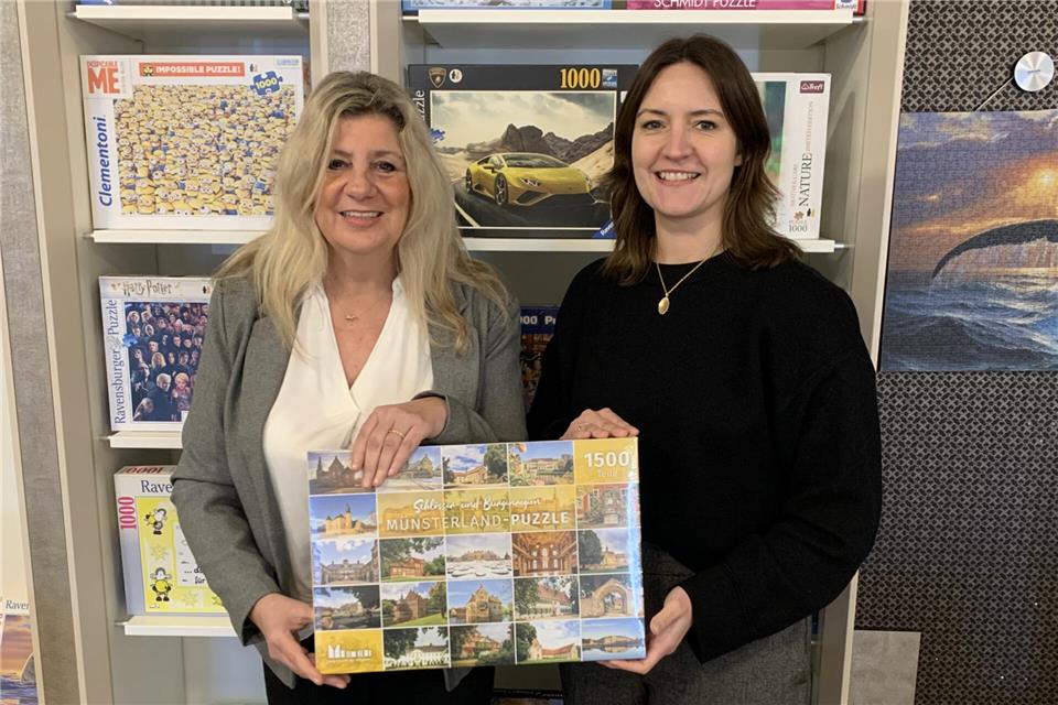 Maria Kowalsky (l.), die Vorsitzende des Ortsmarketingvereins, und Katharina Zeptner freuen sich, dass es in Raesfeld einen neuen Puzzle-Treff gibt.