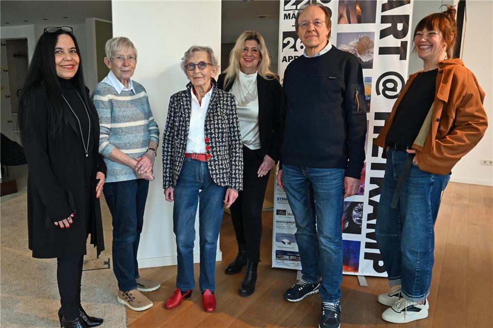 Maria Kowalsky (mitte) hat die zweite Ausstellung im ehemaligen des Mode- und Einrichtungshauses Hetkamp seit dessen Schließung organisiert. Isel Lübke-Rivera, Marianne Bellendorf, Luzie Hetkamp, Martin Buntrock und Kriste Tillmann (v. l.) freuen sich, dass die Räume dann wieder belebt sind.