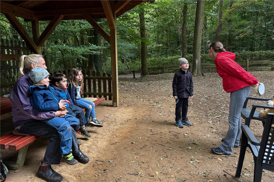 Waldkindergarten Heiden: Kinder werden auf Konfliktsituationen vorbereitet Maria Mecking (r.) übt mit Vorschulkind Pepe, wie er reagieren kann, wenn ihm etwas weggenommen wurde.