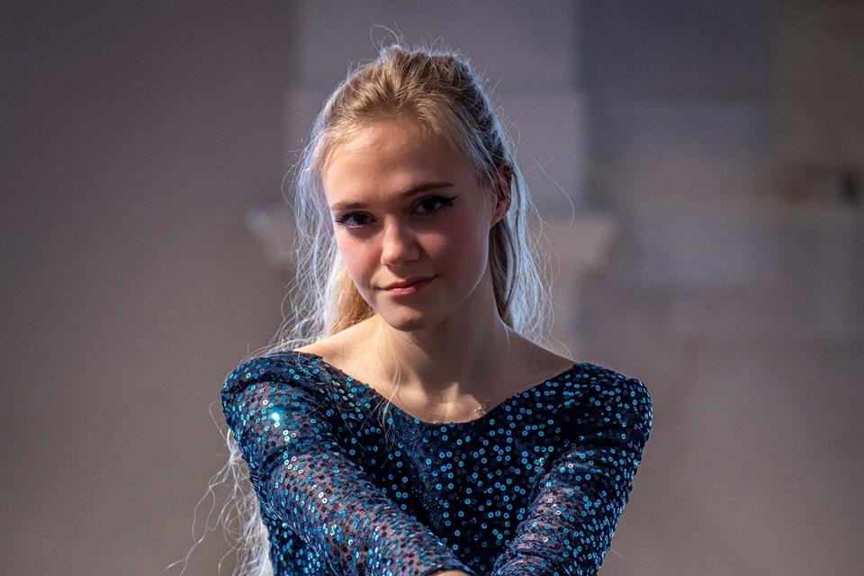 Maria Pecnik tritt im Rittersaal des Schlosses auf.