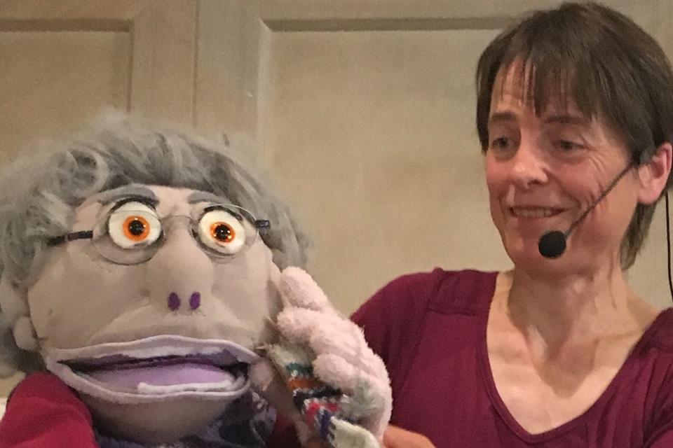 Maria Schupp zeigt das Puppentheater am Seniorennachmittag.