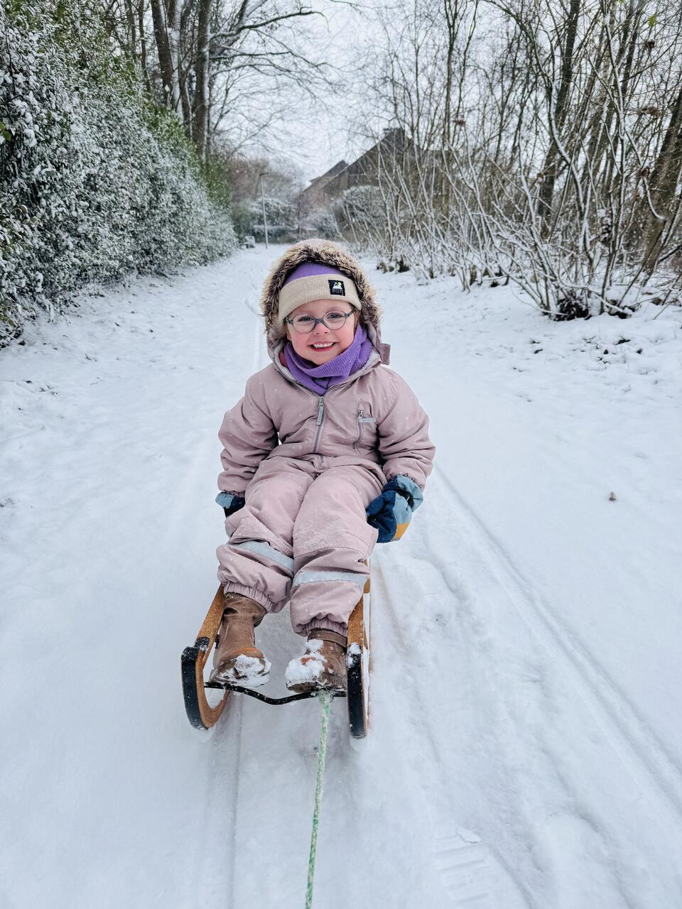 Maria Soppe hat das beste Schneetaxi für Tilda von der Kita nach Hause organisie...