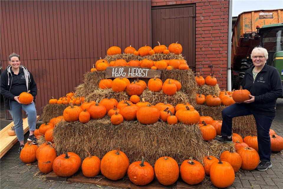Im Westen von Weseke leuchtet der Herbst Maria (rechts) und Anne Börger haben auch in diesem Jahr den ganzen Hof mit Kürbissen bestückt.