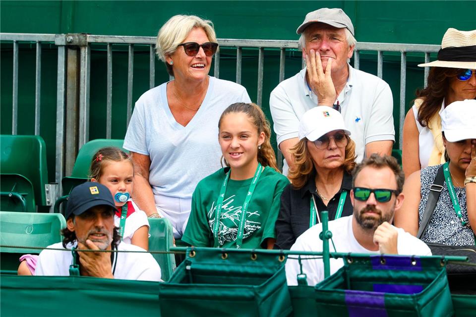 Marias Töchter Cecilia (l) und Charlotte (M) schauen sich das Match ihrer Mutter an.Frank Molter/dpa