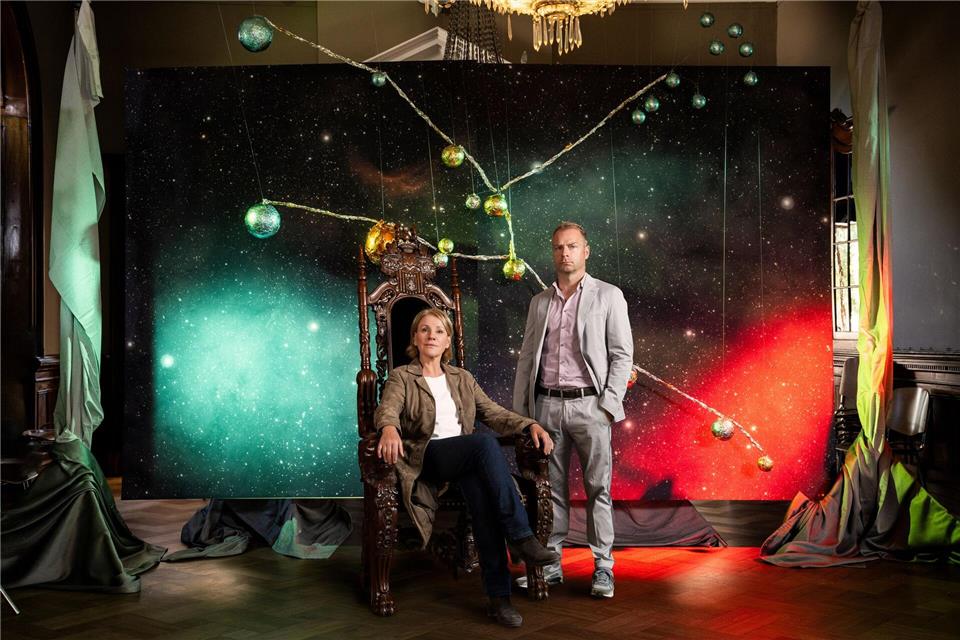 Marie Brand (Mariele Millowitsch) und Jürgen Simmel (Hinnerk Schönemann) müssen sich in ihrem neuen Fall mit Verschwörungstheorien rund um das Planetensystem Aldebaran beschäftigen.Martin Valentin Menke/ZDF/dpa