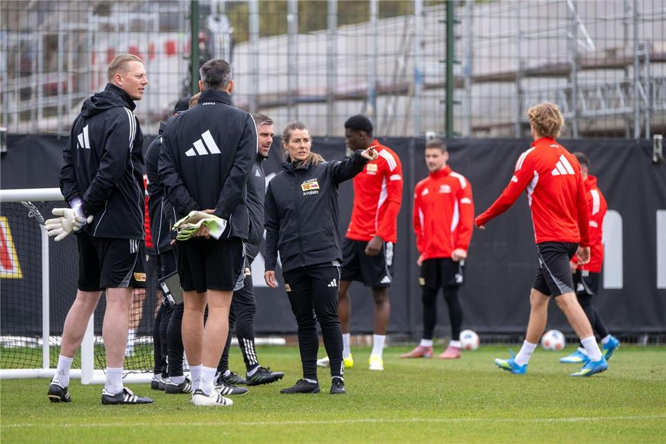 Marie-Louise Eta bereitet die Profis des 1. FC Union auf das Spiel gegen Wolfsburg vor.Matthias Koch/dpa