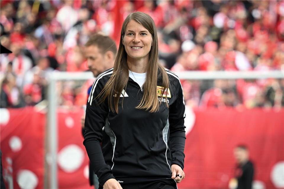 Marie-Louise Eta betreut die Fußballerinnen des 1. FC Union Berlin. (Archivbild)Soeren Stache/dpa