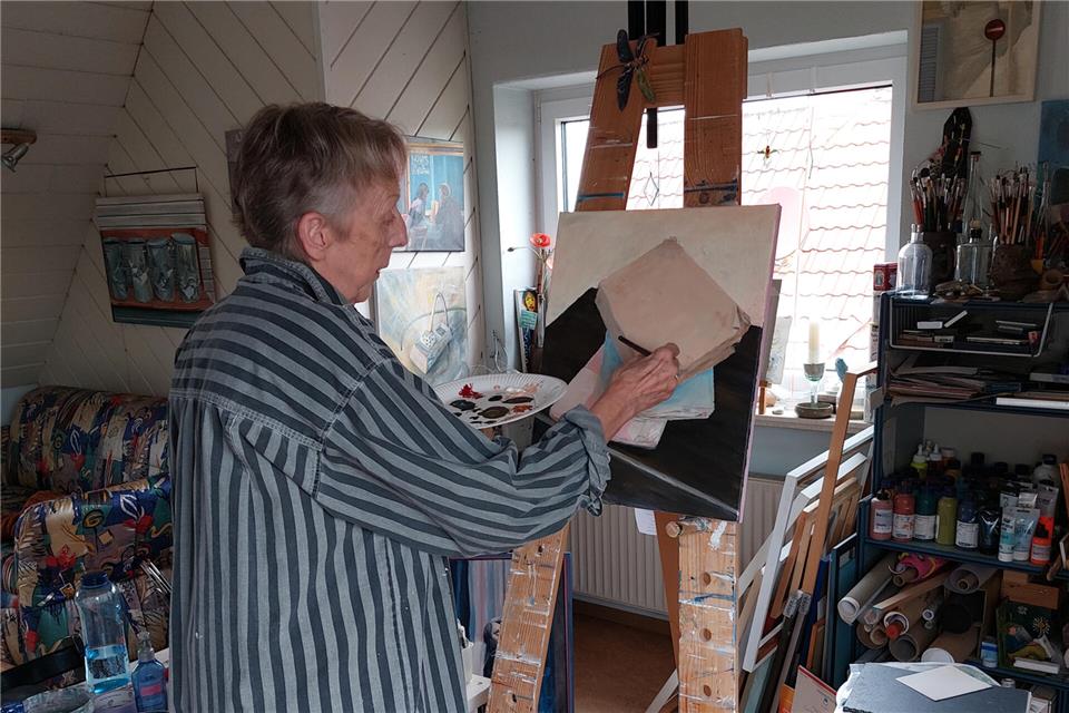 Marie Luise Stötzel lädt in ihr „Atelier unterm Dach“ ein.