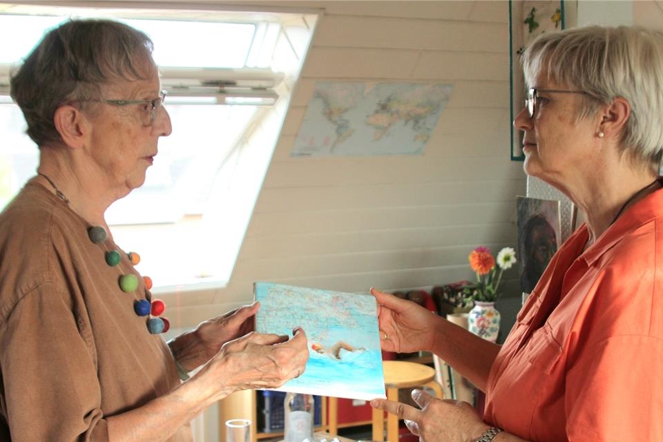 Marie-Luise Stötzel (links) zeugt in ihrem Atelier ihre Kunst.