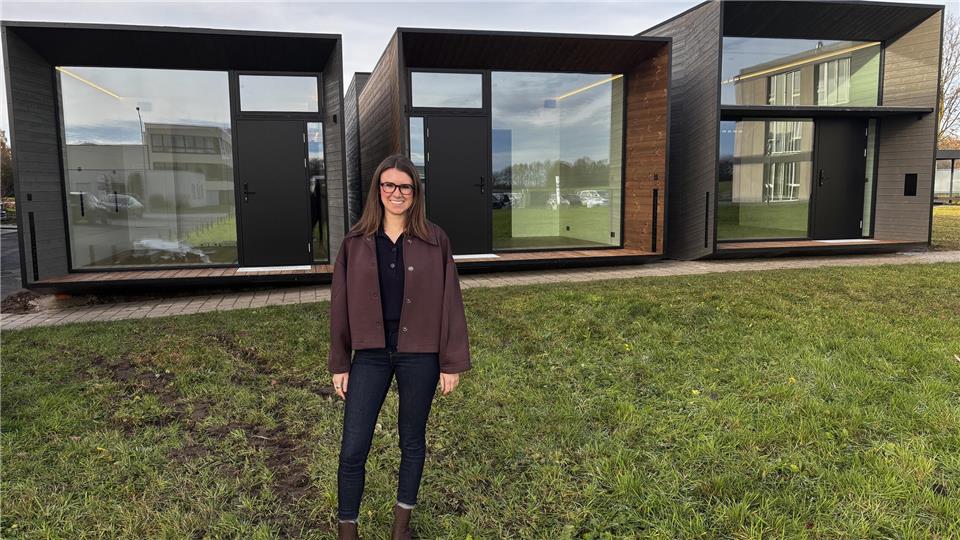 Marie Metten steht vor den Musterhäusern für das Waldgut Frankenhof, die am IDPM aufgebaut wurden.