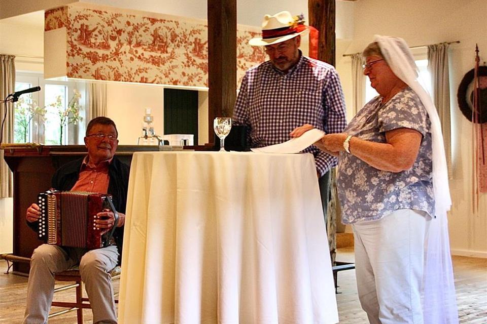 Marie-Theres und Franz Droste haben die Geschichte vom Gästebitter vorgetragen. Hermann Tünte (links) sorgt mit seinem Trecksack für die Musik.