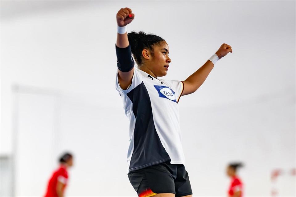 Mariella Koumtoudji Tchatat feiert mit den DHB-Juniorinnen den größten Erfolg ihrer noch jungen Handball-Karriere. Sasa Pahic Szabo/kolektiff/dpa