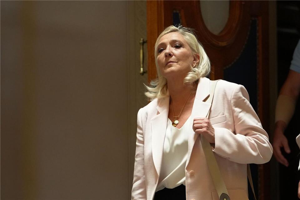 Marine Le Pen, Vorsitzende der Fraktion des Rassemblement National, verlässt nach der Urteilsverkündung in ihrem Berufungsverfahren den Gerichtssaal in der französischen Hauptstadt.Aurelien Morissard/AP/dpa