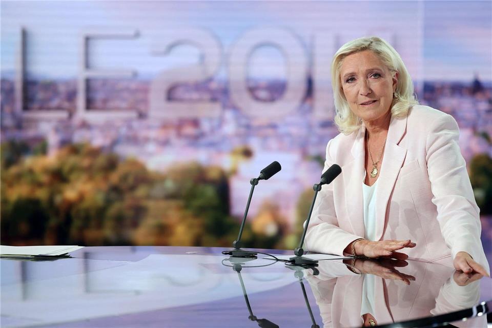 Marine Le Pen geht voll auf Risiko und tritt trotz eines offenen Gerichtsverfahrens als Präsidentschaftskandidatin an.Christian Hartmann/Reuters Pool via AP/dpa