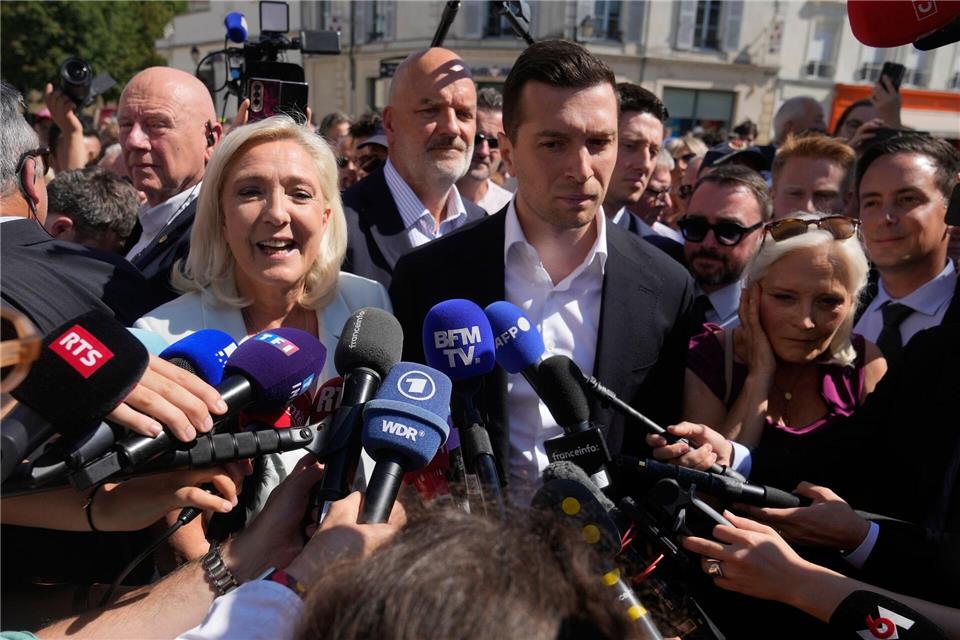 Marine Le Pen will gemeinsam mit Jordan Bardella in den Präsidentschaftswahlkampf ziehen. Michel Euler/AP/dpa
