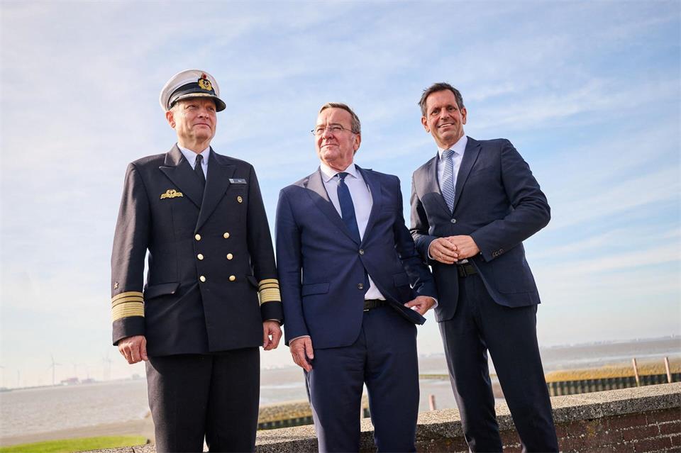 Marine, Verteidigungsministerium und Land haben große Pläne für den Standort in Emden. (Archivbild)Sina Schuldt/dpa