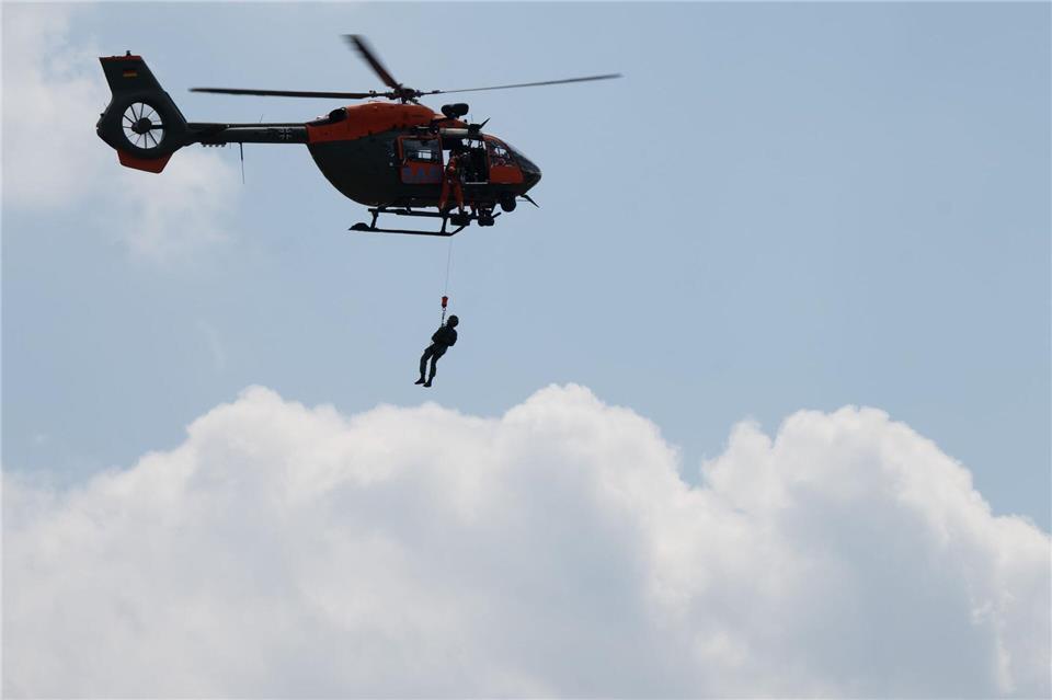 Marineflieger haben zwei Schiffbrüchige gerettet. (Symbolbild)Sebastian Christoph Gollnow/dpa