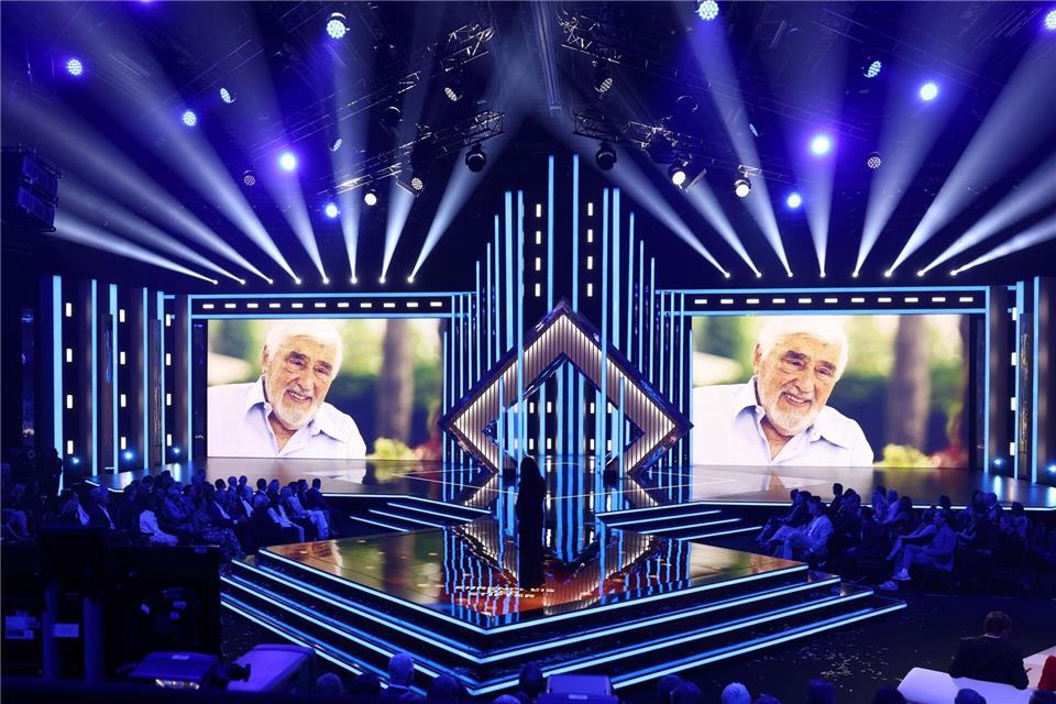 Bilder des Tages Mario Adorf grüßt nach Köln: Den Preis für das Lebenswerk bei der Verleihung des Deutschen Fernsehpreises 2024 erhielt Mario Adorf. Leider aber in Abwesenheit.Rolf Vennenbernd/dpa