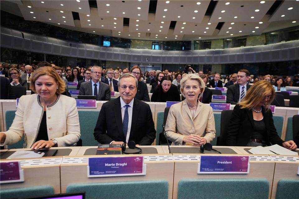 Mario Draghi (M.l.) und Ursula von der Leyen (M.r.) in Brüssel. Vor fast genau einem Jahr hat der frühere EZB-Chef seinen Bericht über Europas Wettbewerbsfähigkeit vorgestellt.Virginia Mayo/AP/dpa