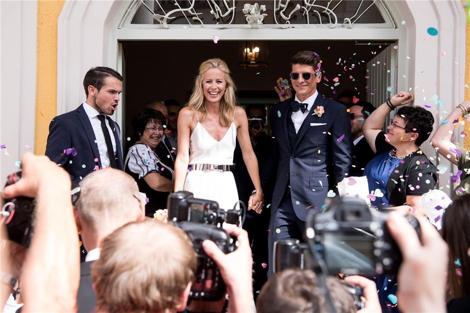 Mario Gomez (r) und seine Frau Carina heirateten vor fast zehn Jahren. (Archivbild)picture alliance / dpa