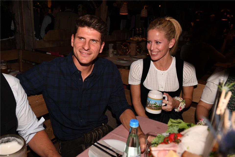 Mario Gomez und seine Frau Carina (r) sind inzwischen getrennt. (Archivbild)picture alliance / Felix Hörhager/dpa