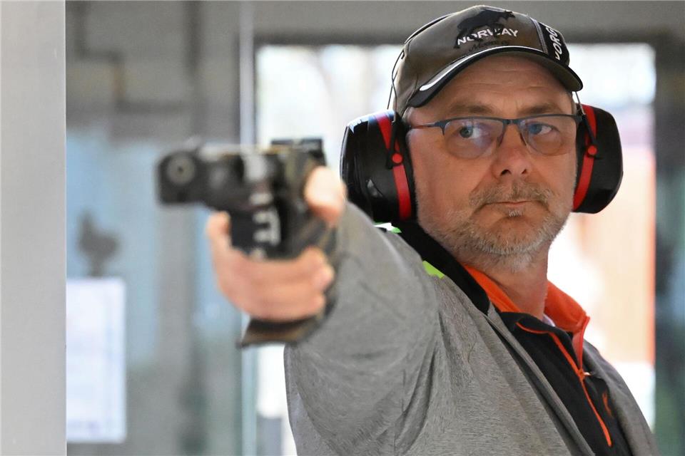 Mario Hoss ist seit 50 Jahren Mitglied im Schützenverein. Michael Brandt/dpa