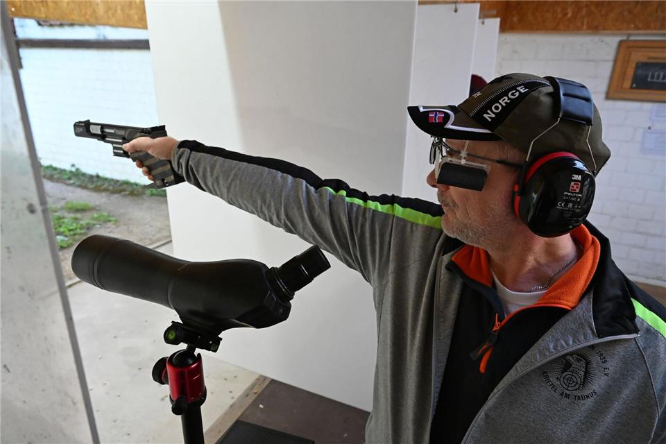 Mario Hoss zielt mit seiner Postole.Michael Brandt/dpa