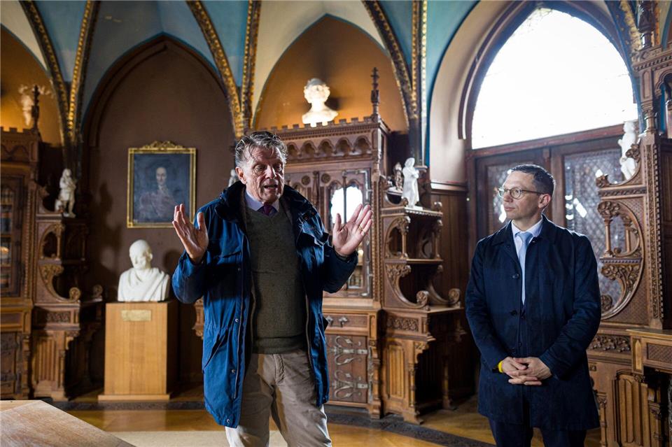 Mario Mathias Ohle (l), Stiftungsvorstand vom Schloss Marienburg, und Falko Mohrs (SPD), Minister für Wissenschaft und Kultur in Niedersachsen schauen sich in der Marienburg um.Moritz Frankenberg/dpa