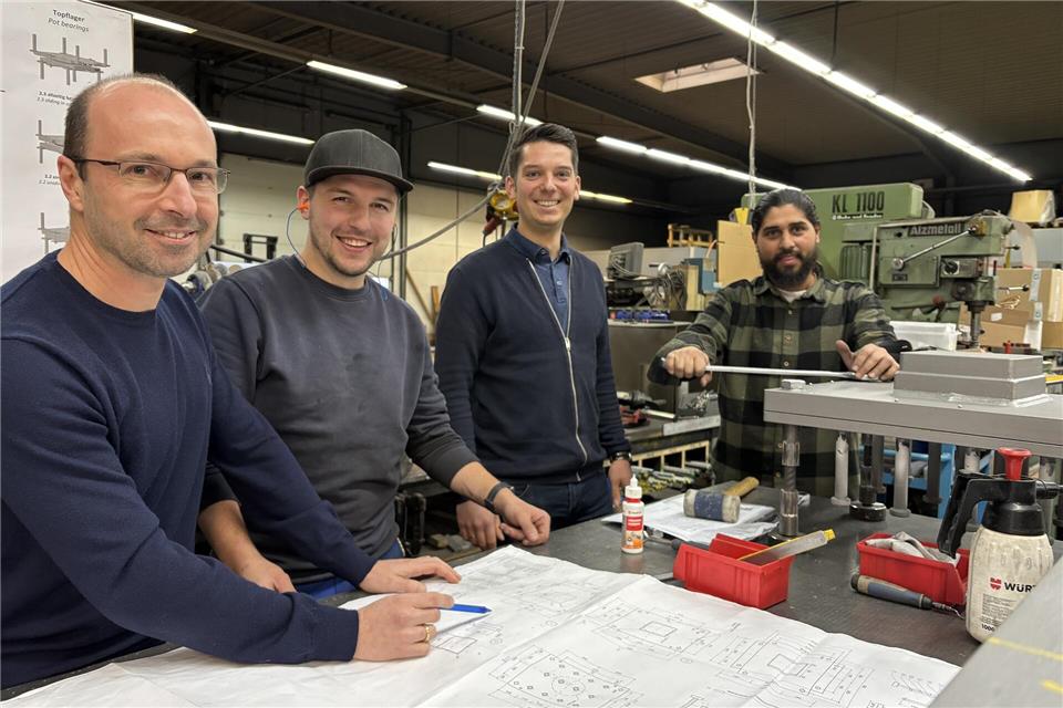 Mario Panić aus der Qualitätssicherung (von links), Produktionsleiter Markus Alscher, der Technische Leiter Till Coppenrath und Lorenzo Mula aus der Produktion gehören zum engagierten und fachkundigen Team der Gumba GmbH & Co. KG aus Borken.