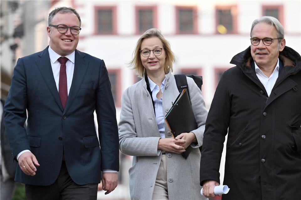 Mario Voigt (l, CDU), Ministerpräsident von Thüringen, Katja Wolf (BSW), Finanzministerin und stellvertretende Ministerpräsidentin von Thüringen, und Georg Maier (SPD), Minister für Inneres und Kommunales und zweiter stellvertretender Ministerpräsident von Thüringen, kommen gemeinsam zu einer Pressekonferenz im Haus Dacheröden. Sie ziehen Bilanz nach einem Jahr gemeinsamer Regierungsarbeit.Martin Schutt/dpa