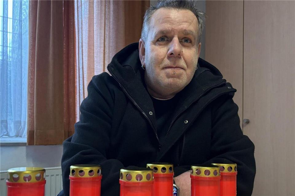 Mario Wallner plant eine erneute Kerzeninstallation in Gedenken an die Opfer des Konzentrationslagers Auschwitz.