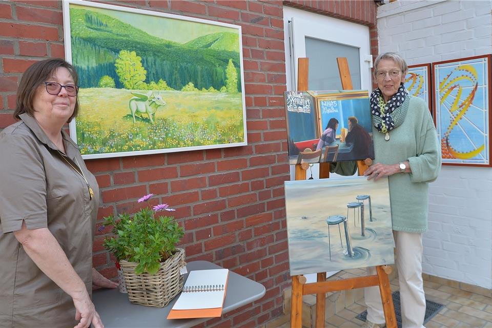 Marion Katzbrowski (li.) und Marie-Luise Stötzel haben einiger ihrer Bilder ausgestellt.