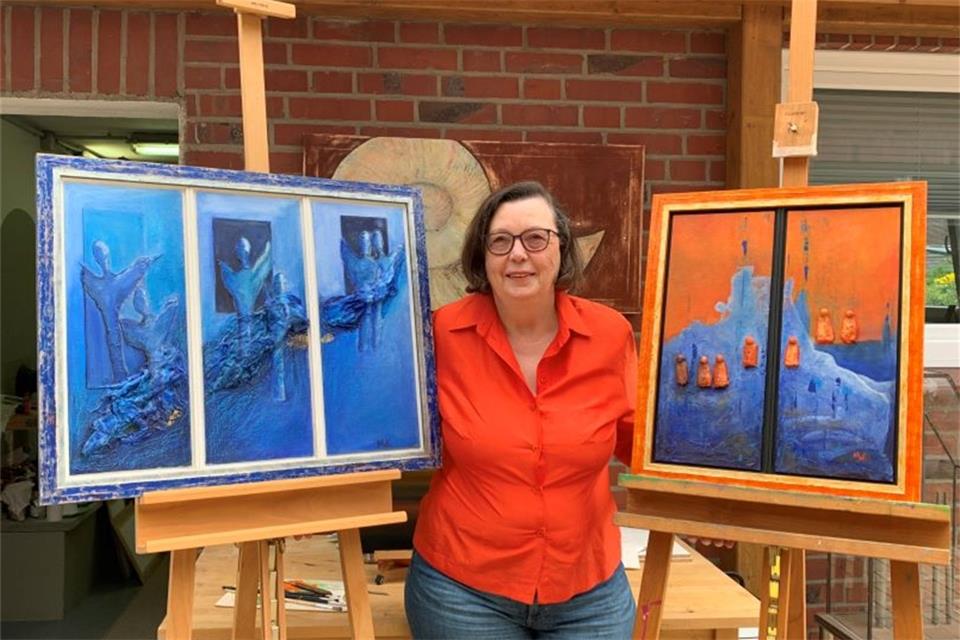Marion Katzbrowski zeigt ihre Bilder in ihrem Atelier an der Truvenne.