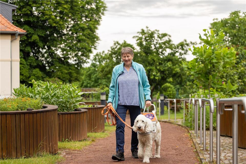 Marion Krause läuft mit ihrem Blindenhund Stella durch den Botanischen Blindengarten in Radeberg.Jürgen Lösel/dpa