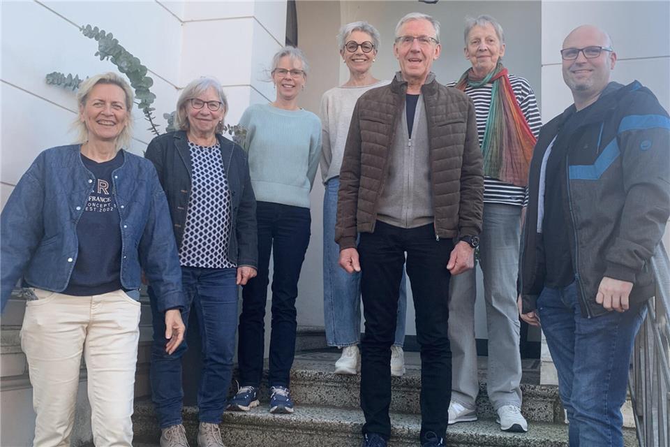 Marion Vrenegor, Yune Irmgard Teroerde, Birgit Kölking, Gisela Penassa, Josef Suer, Marie-Luise Stötzel und Christian Vorholt (v. l.) von der Künstlergruppe "dasselbe anders" laden zur Kunstbörse ein.